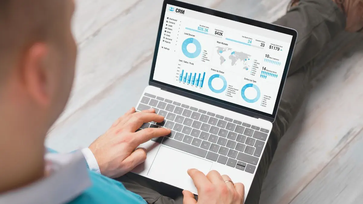 Zoho CRM vs HubSpot CRM Suite review de The CRM Club